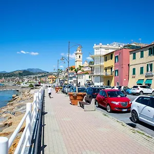https://la-casa-di-tina-a-20-metri-dal-mare.hotelitalianriviera.com